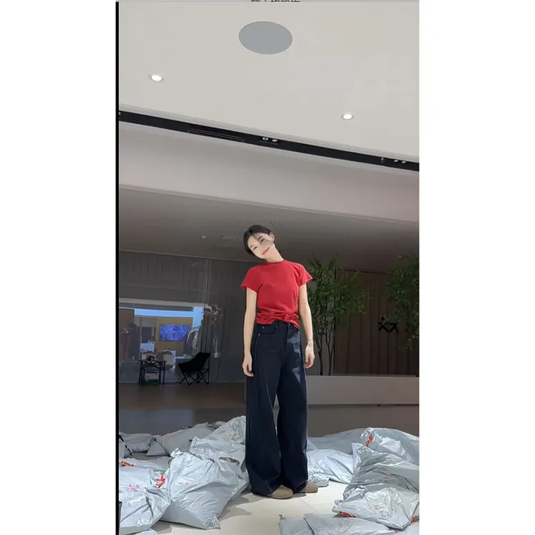 2025年春夏新款正肩修身设计感辣妹上衣配高腰气质牛仔裤两件套女