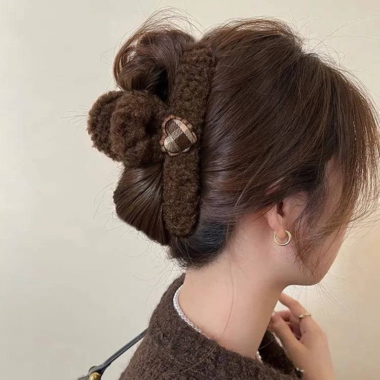 羊羔毛绒抓夹大号爱心秋冬鲨鱼夹高级感发夹女后脑勺2024夹子发饰