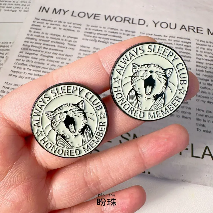 合金胸针 创意总是犯困俱乐部荣誉会员胸针打哈欠的猫咪合金徽章