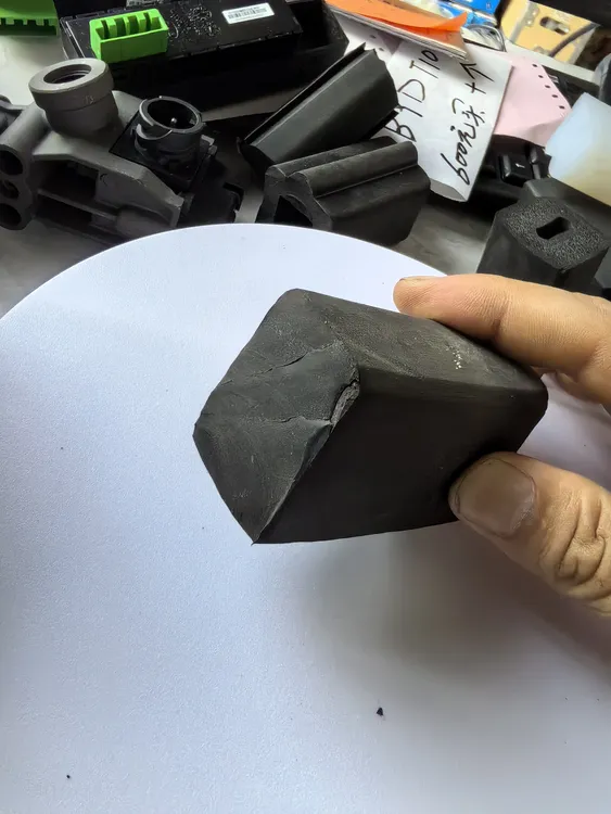 后尾门密封条 30×40。适用各种泥头车，罐体泥浆车，4.2 米一条