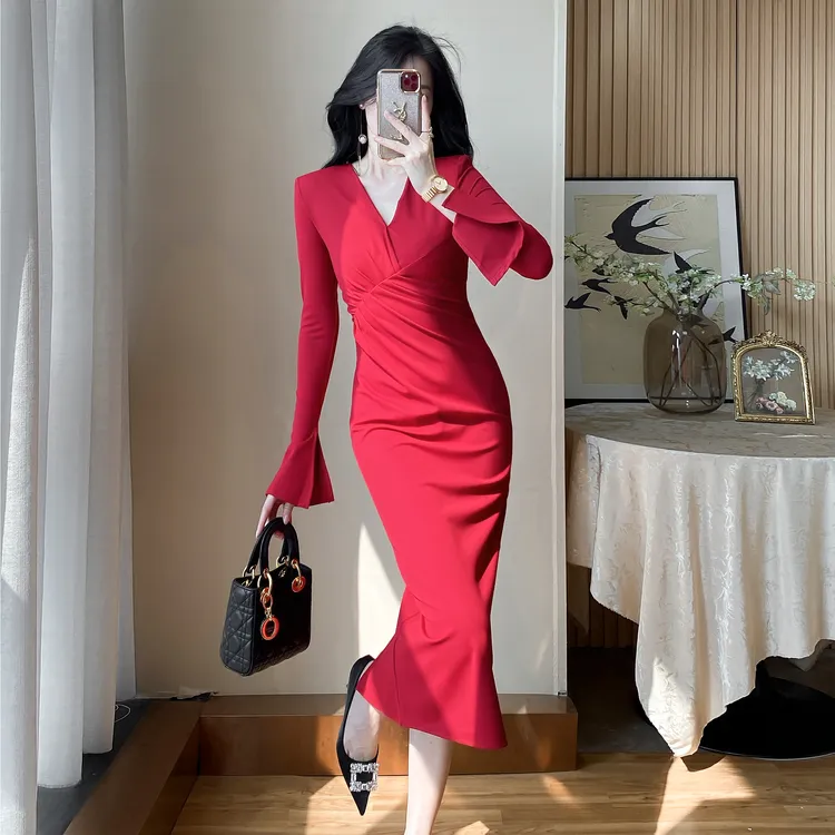 小众高档轻奢女装修身连衣裙秋冬新款显身材女人味包臀裙子中长款