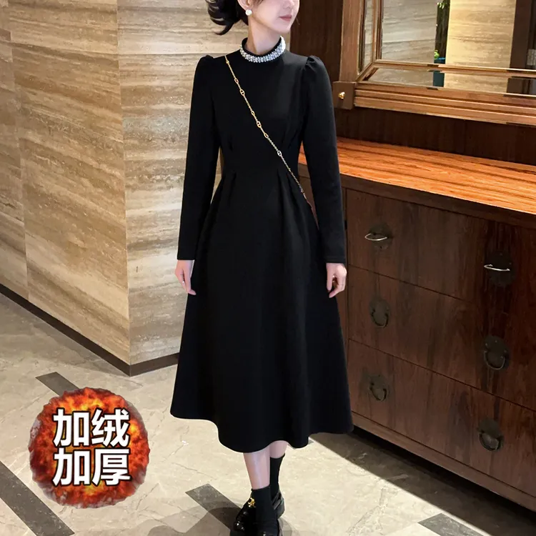 2025冬季新款法式时尚黑色气质赫本风半高领内搭圆领连衣裙长袖