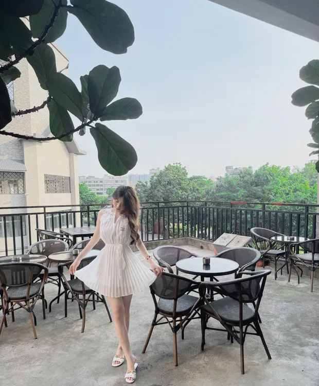 法式名媛风纯欲性感蕾丝拼接白色连衣裙收腰气质无袖绝美百褶短裙