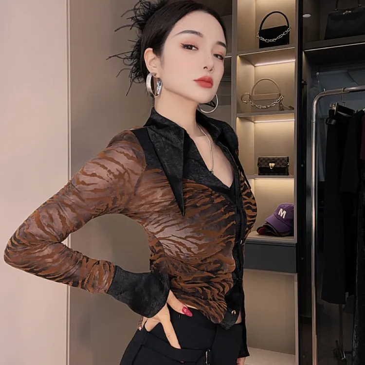 秋冬V领豹纹植绒时髦女神范修身百搭开叉气质长袖打底衫上衣509