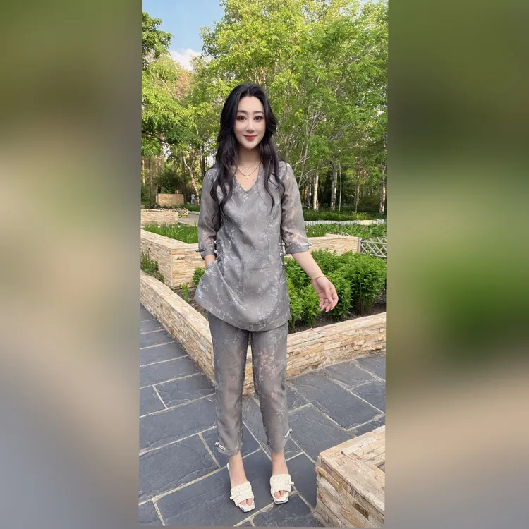 （9966）雪颖家2025年夏季新款雕花镂空气质百搭云雀图套装女