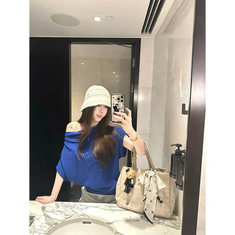 夏季2025小众设计款修身显瘦网红斜肩上衣穿搭休闲宽松百搭短裤女