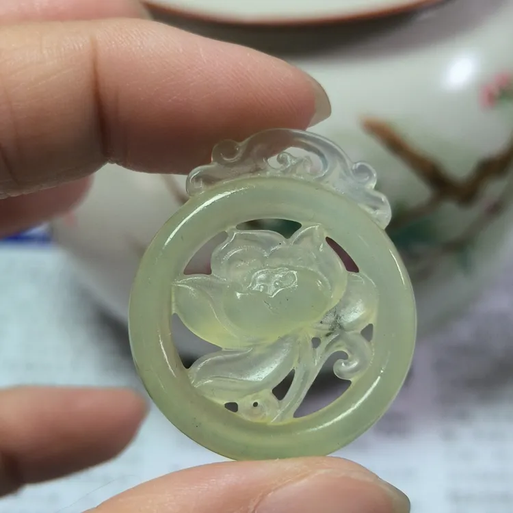 天然岫玉精品高冰镂空雕刻玉莲花玉荷花（多样性发其一）