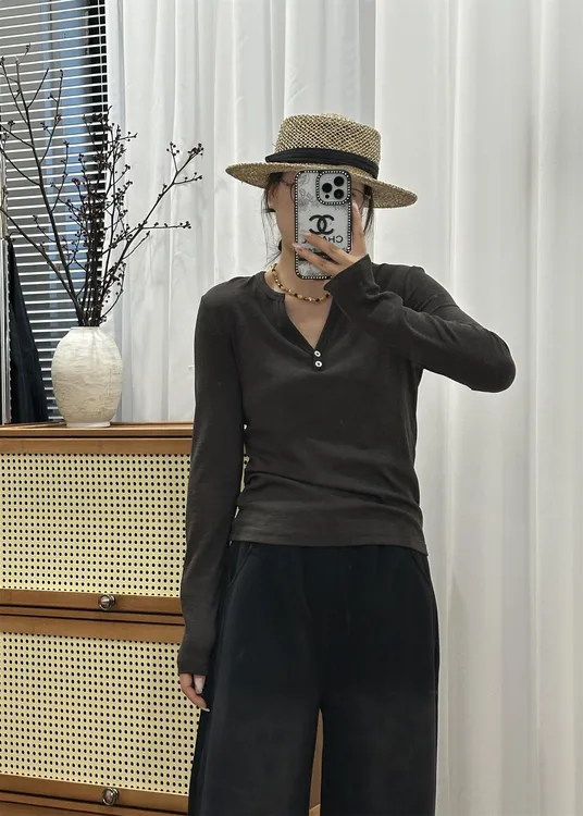 长袖常规老钱风V领纽扣T恤内搭显瘦设计感纯色V领显瘦打底衫套头