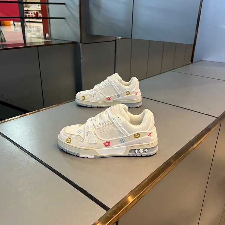 四季款广州情侣洋气板鞋韩版时尚增高透气男鞋女鞋全皮面休闲板鞋