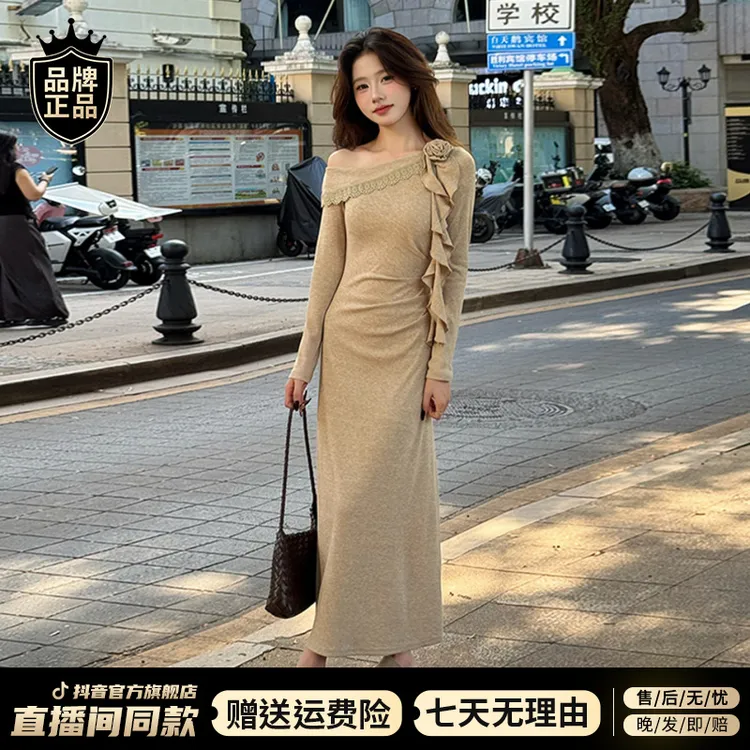 纯欲风斜领露肩飘带长袖连衣裙女秋冬2025新款高腰显瘦卡其色长裙
