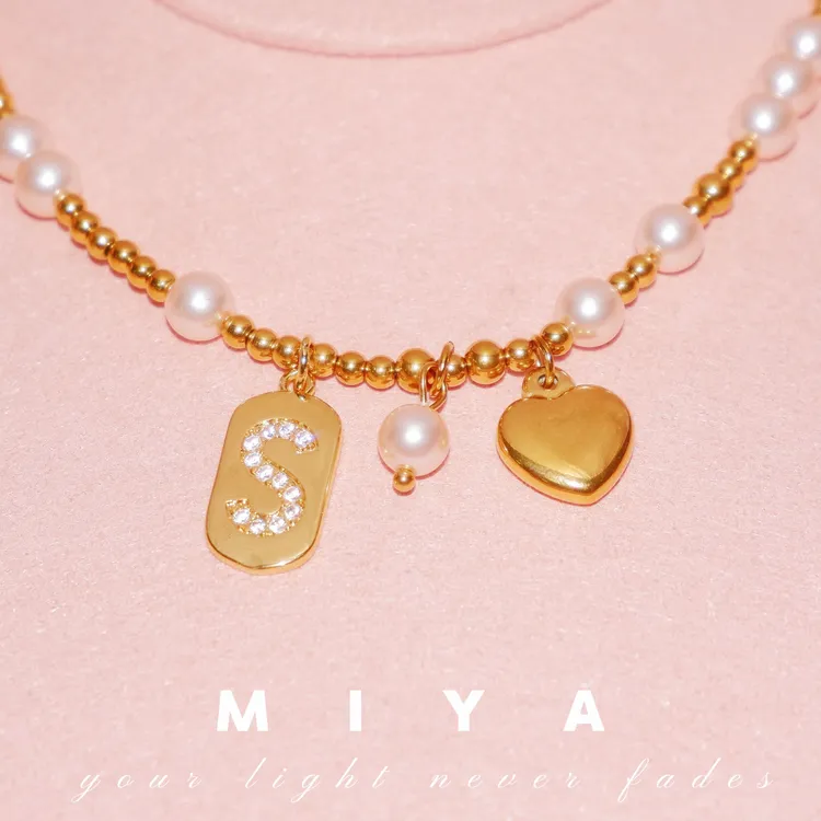 不锈钢仿珍珠项链 秋冬焦糖珍珠字母限定项链