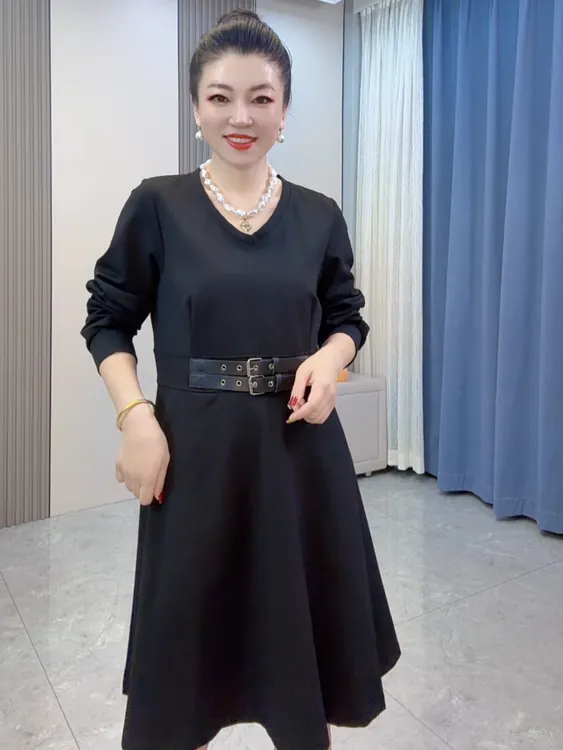 大码胖mm收腰显瘦赫本风小黑裙法式气质复古设计感a字连衣裙女春