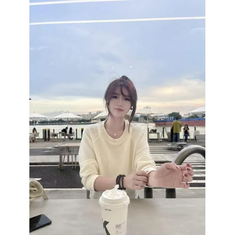 *尹千金*【轻氧舒适】简约短款打底圆领卫衣休闲长袖上衣S257366