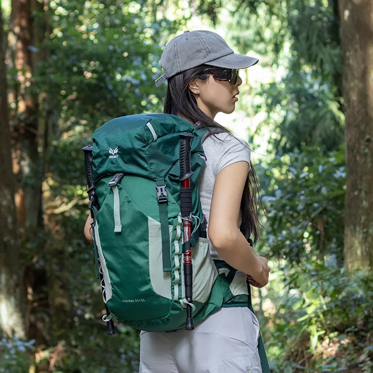 江麒悬浮背负专业登山包轻便徒步背包40L户外轻量化旅行双肩包