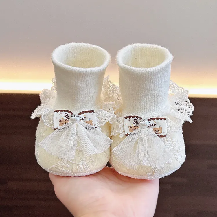 婴儿鞋袜女宝宝公主风蕾丝花边蝴蝶结软底步前鞋0-6个月不掉袜鞋
