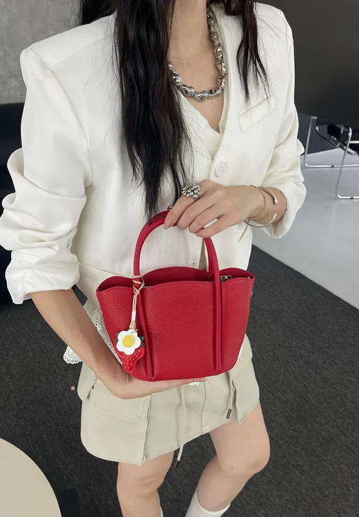 轻奢新款女包时尚百搭荔枝纹花瓣水桶包高级感小众设计单肩斜挎包