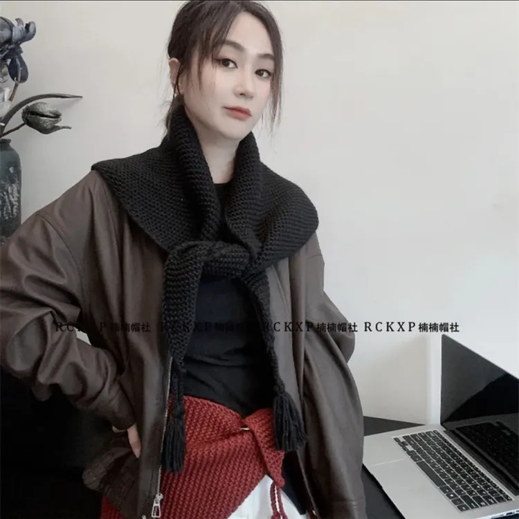 2025春秋季新款流苏三角巾女韩版纯色洋气护肩围脖网红青年围巾潮