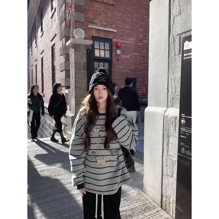 2025春季新款时尚设计感小众卡通印花条纹圆领卫衣女休闲打底上衣