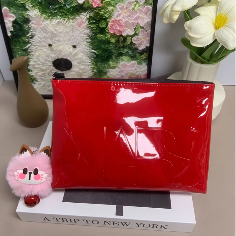 大版红色漆皮手拿化妆包