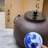 瓷片密密麻麻地排列着一个