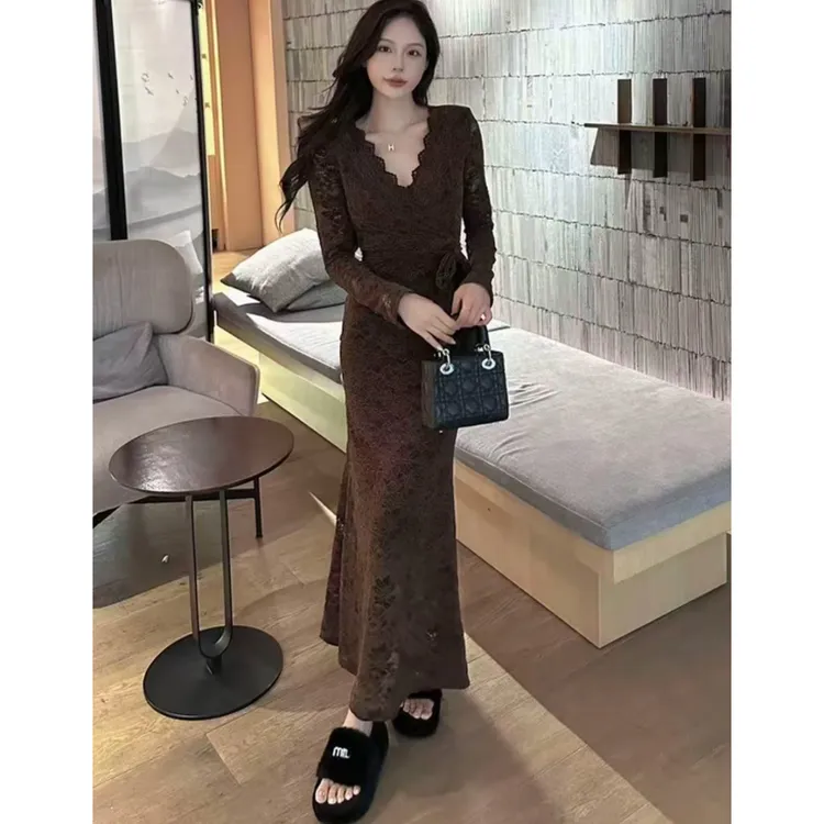 法式名媛气质蕾丝v领连衣裙女2025冬季新款高级感修身显瘦长裙子