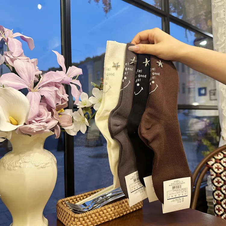 袜子女ins潮长筒学院风字母中筒袜轻奢饰品秋冬季可爱风高筒袜