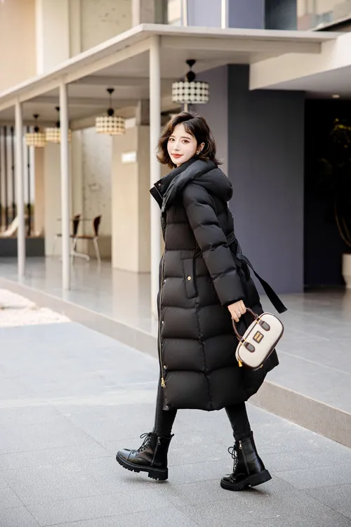 韩熙蓓2024白鹅绒连帽秋冬过膝收腰黑色中长款时尚加厚保暖羽绒服