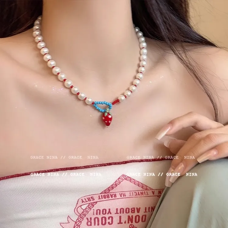 铜树脂项链 多巴胺草莓串珠项链女2025新款小众高级感锁骨链颈链 