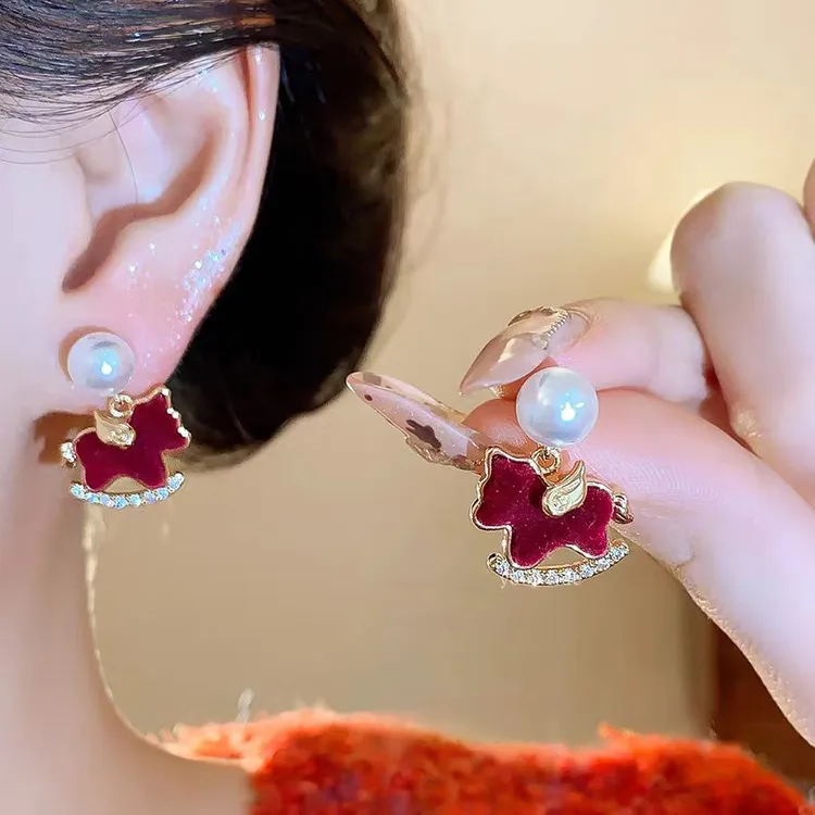 设计款珠珠仿锆植绒小马吊坠耳钉轻奢气质高级感百搭个性时尚耳环