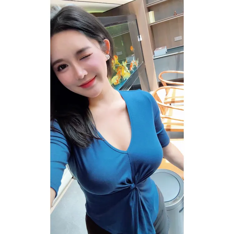 纽漫飘扬 性感纯欲温柔简约优雅端庄扭结设计飘带修身v领上衣G267