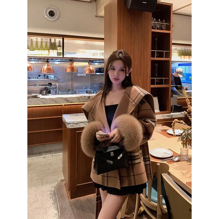 格纹斗篷2024秋冬新款狐狸毛呢子外套女羊毛高级感双面羊绒大衣潮