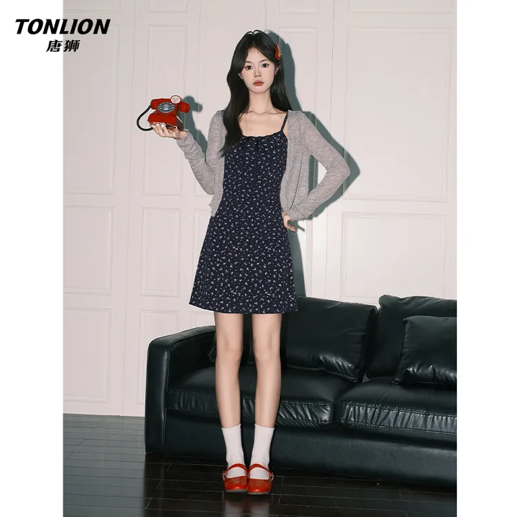 唐狮韩系甜美藏蓝碎花A字吊带短裙女夏日氛围感灰色小开衫两件套