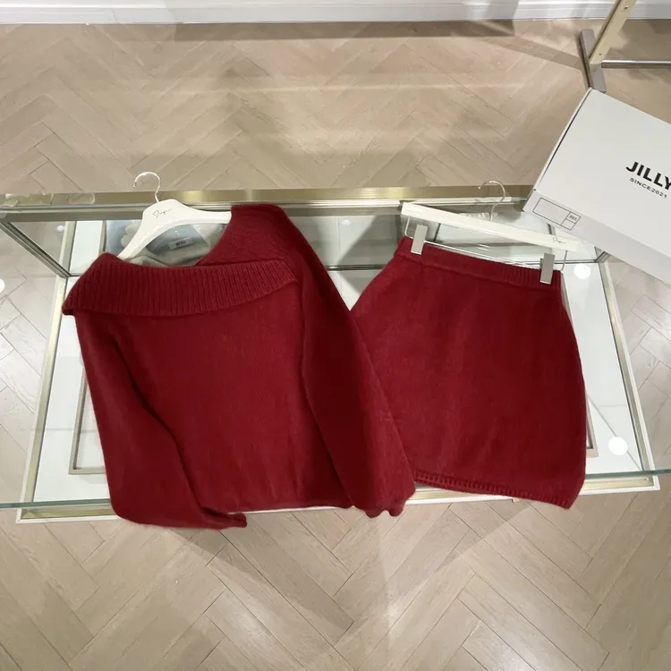 jillyi【波尔多红】酒红色不规则领针织上衣+酒红色半身裙气质套装