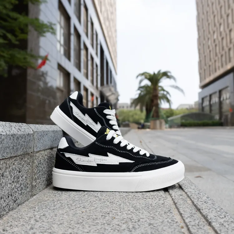 闪电风暴2025冬季学生防滑耐磨板鞋男真皮牛皮情侣休闲鞋女