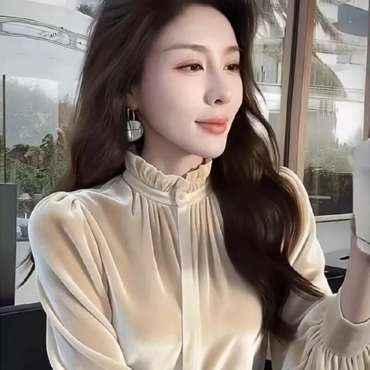 米白色丝绒上衣2025秋冬高级感轻奢气质名媛独特漂亮法式小资衬衫