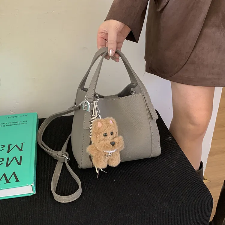 秋冬季大容量通勤水桶包包女2025新款棕色链条斜跨上班杂物小拎包