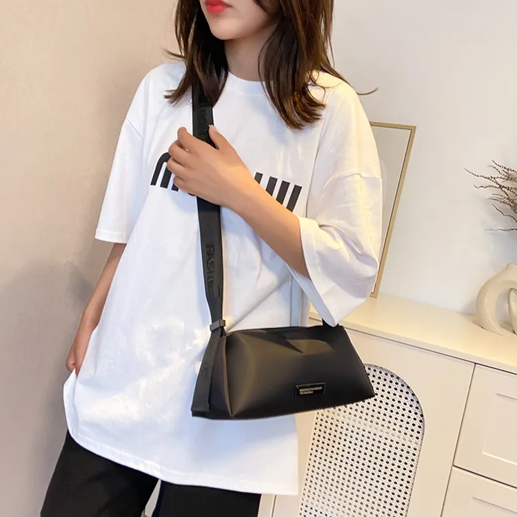 尼龙布斜挎包牛津布枕头包简约休闲男包女包新款四季潮单肩法棍包