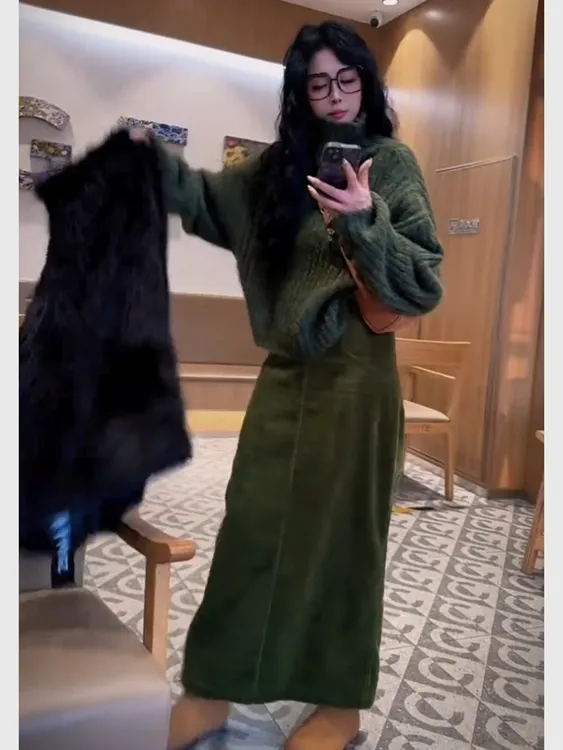 巨好看的秋装一整套2025超火贵气感穿搭小香风绿色针织毛衣套装裙