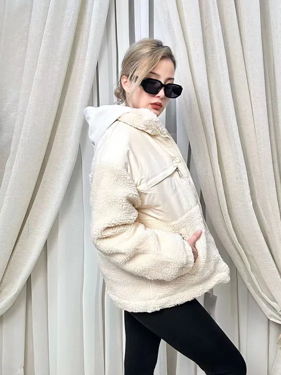 背面休闲米白色外套