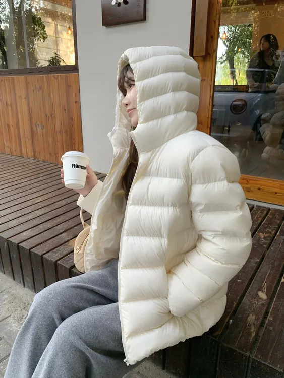 蛋又圆羽绒服女短款2025年冬季95白鸭绒连帽轻盈纯色百搭外套