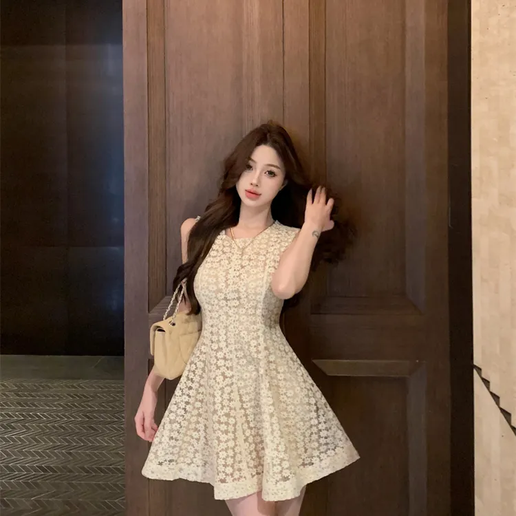 千金感重工小雏菊轻奢蕾丝无袖收腰碎花小众夏季气质复古连衣裙