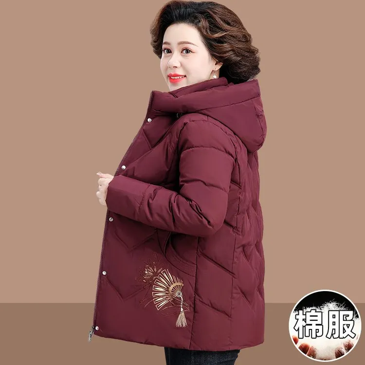妈妈冬装2025新款红色加绒外套中老年女装绣花保暖棉袄本命年棉衣
