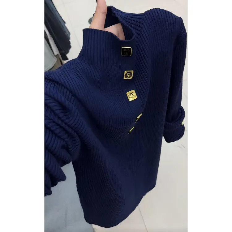 今年流行穿搭2025秋冬新款温柔风纽扣设计休闲针织半高领长袖上衣