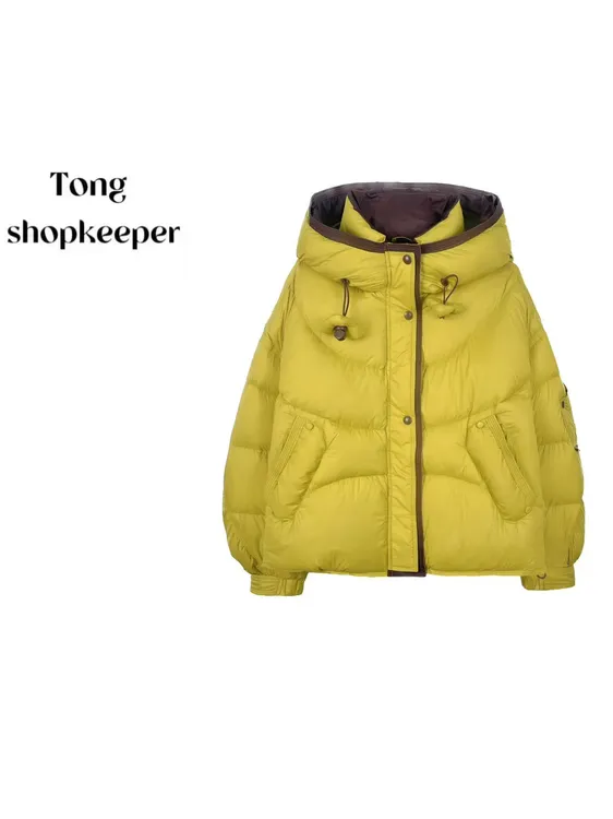 QJ/彤掌柜1683133 冬季26极寒白鸭绒时尚压褶版型设计连帽羽绒服