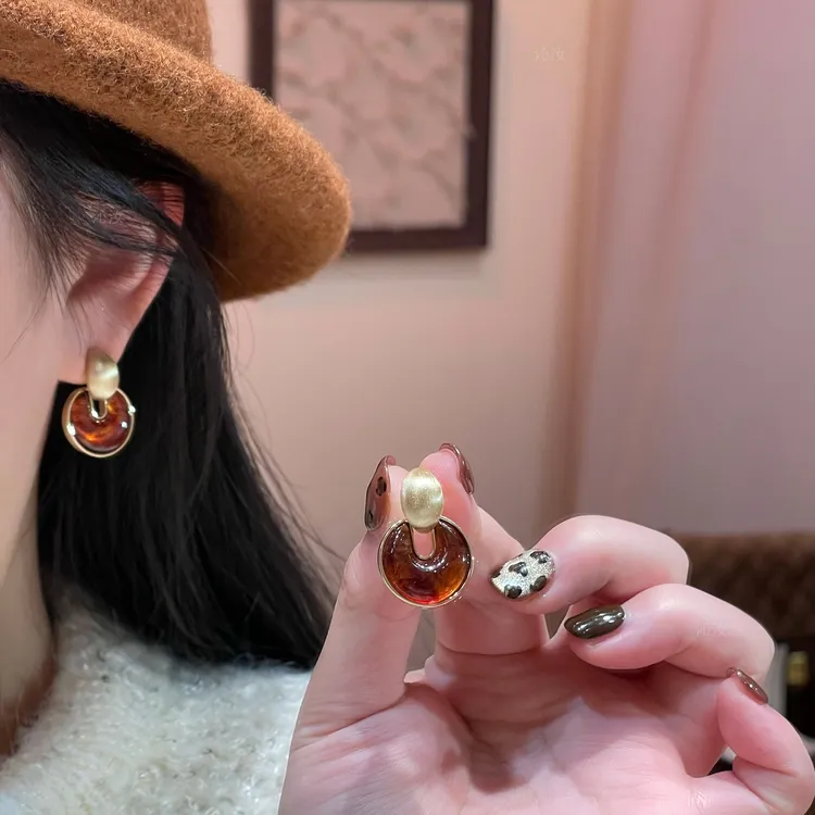 【沁汝饰品】FM734琥珀流光色圆形耳钉设计法式复古