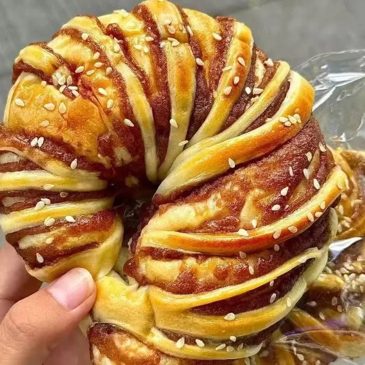 老式豆沙面包圈夹心糕点饱腹充饥可作早餐休闲零食