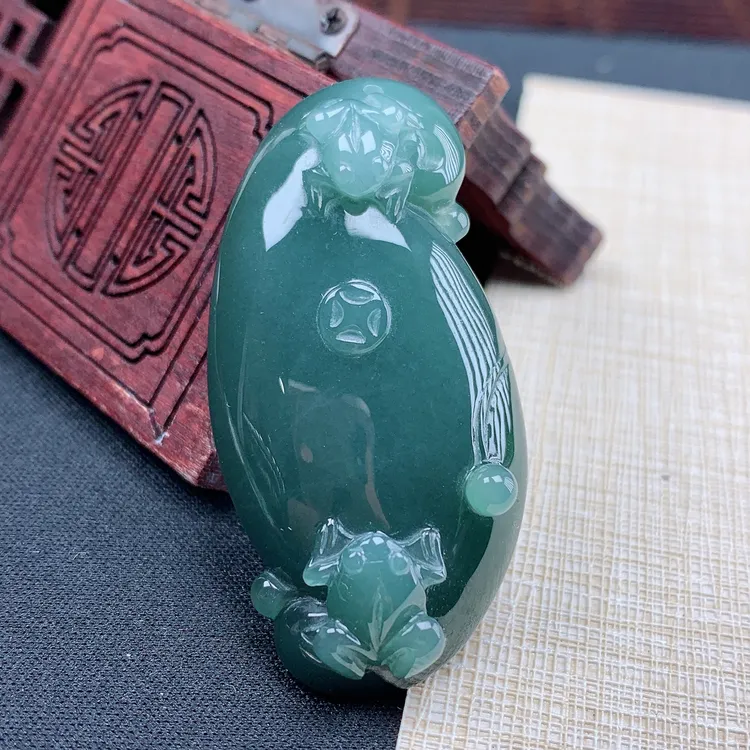 优惠纯天然A货翡翠老坑料精雕飘花蓝绿色呱呱来财小吊坠