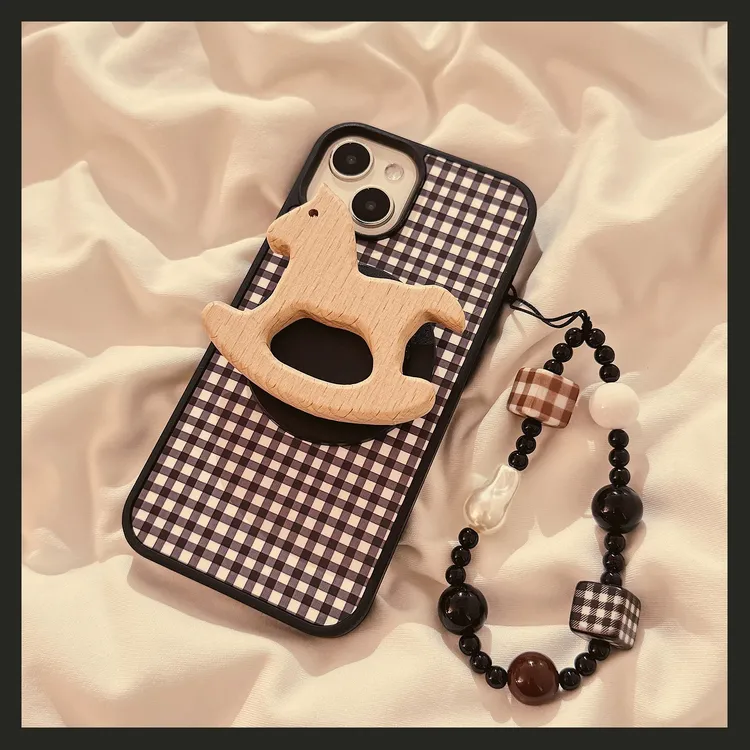 创意黑白格子木马支架iPhone16promax适用苹果15手机壳14女13链条
