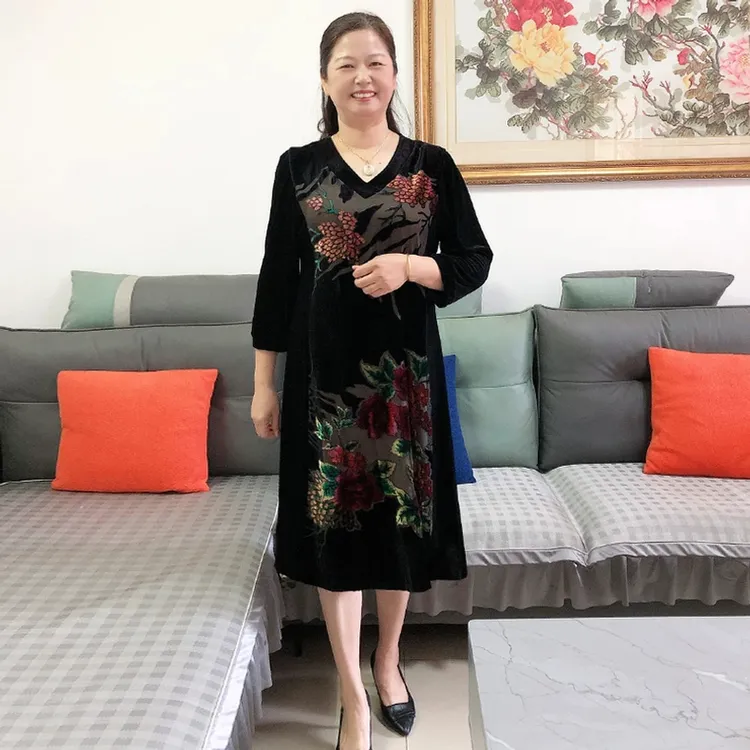 90105高端妈妈秋装圆领金丝绒连衣裙中长款阔太太遮肚植绒烧花裙