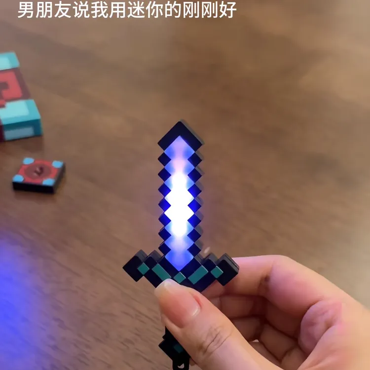正版我的世界迷你钻石剑可发射弓箭玩具钥匙扣像素风挂件整蛊道具